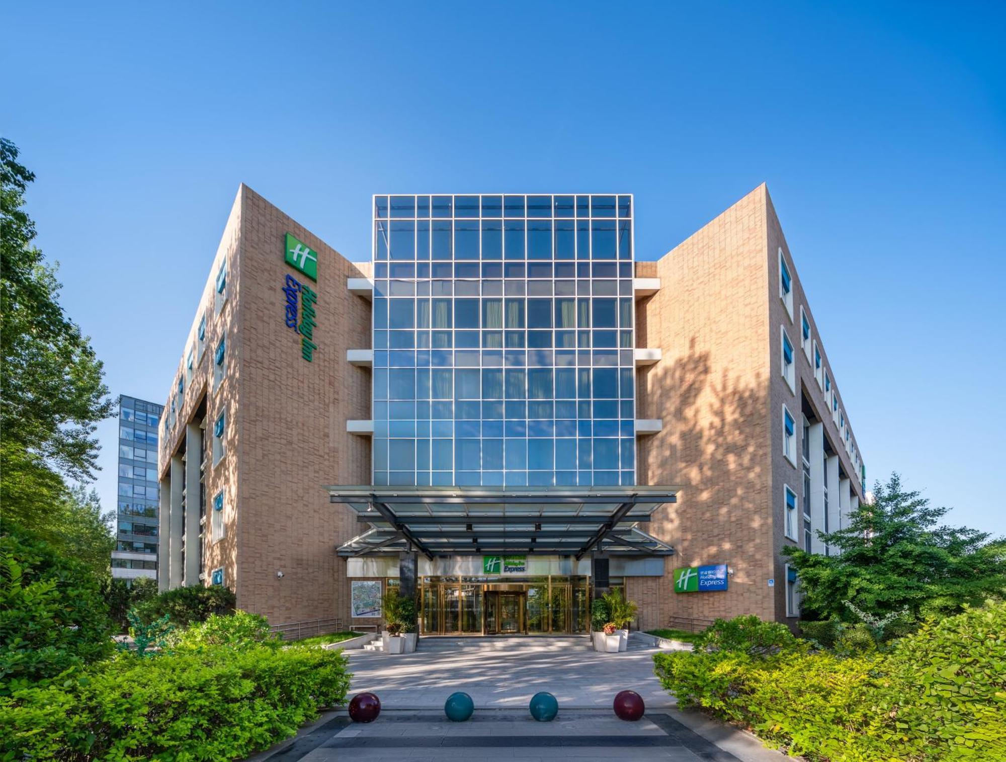 Holiday Inn Express Shangdi Beijing By Ihg L Next To Yuanmingyuan Park & Subway & Qinghe Railway Station & Beijing Sport University L Taxi 15 Minutes To Summer Palace & Peking University & Tsinghua University L 20 Minutes To Badaling Great Wall By Ra Exterior photo